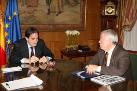 Valeriano Gómez y Pedro Castro, durante la reunión